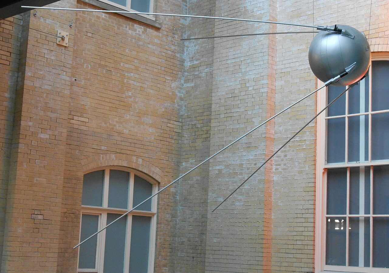 Sputnik (ස්පුට්නික්): America ව බය කරපු පුංචි බීප් හඬ